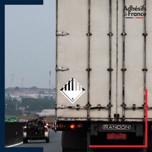 camion de transport avec adhésif ADR Classe 9 matières objets dangereux